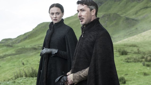 Sophie Turner som Sansa og Aidan Gillen som Littlefinger i femte sesong av Game of Thrones. (Foto: HBO Nordic).