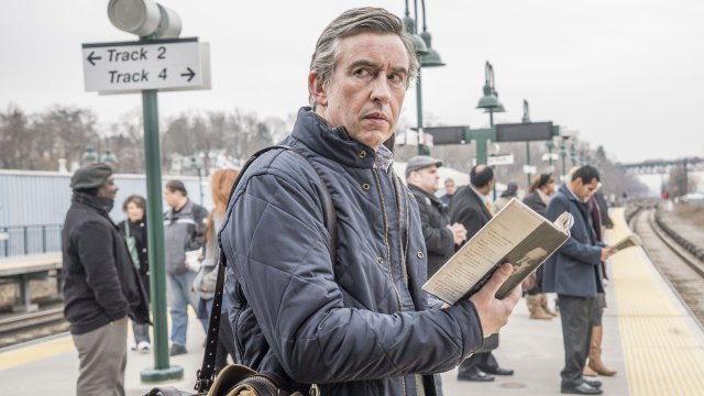 Steve Coogan holder seg til fysisk format i HAPPYish. (Foto: Showtime, HBO Nordic).