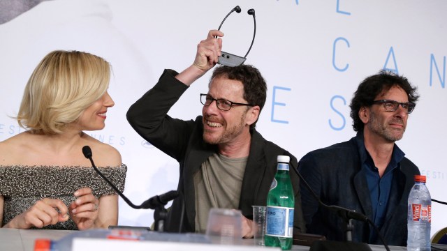 Sienna Miller, Ethan Coen og Joel Coen har det moro under juryens pressekonferanse i Cannes (Foto: AP Photo/Thibault Camus).