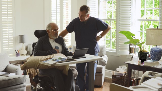 David (Tim Roth) er sykepleier for slagrammede John (Michael Cristofer) i Chronic (Foto: Festival de Cannes).