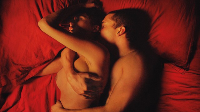 Det blir hett mellom Murphy (Karl Glusman) og Electra (Aomi Muyock) i Love (Foto: Festival de Cannes).