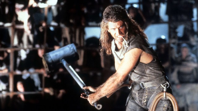 Det er ikke bare å bare å overleve i Thunderdome. Du må helst ha noe å forsvare deg med, gjerne en hammer. Som her demonstrert av Mad Max (Mel Gibson). Fra filmen «Mad Max: Beyond Thunderdome». (Foto: Kennedy Miller Productions, Warner Bros.)