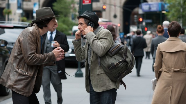 Jamie (Adam Driver) inspirer Josh (Ben Stiller) med litt filmmusikk fra Rocky.  (Foto: Norsk Filmdistribusjon).