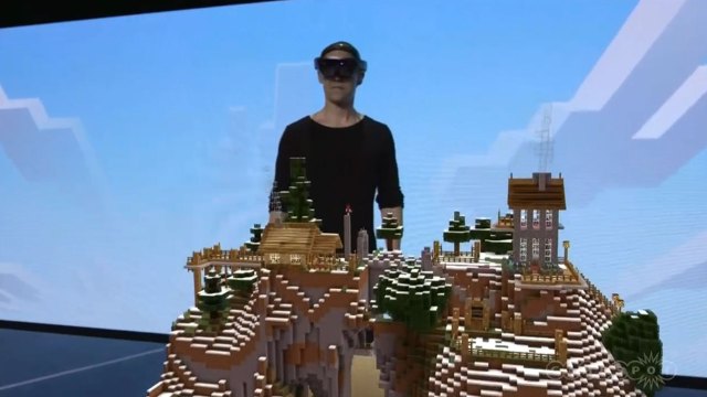 Saxs Pearson fra Microsoft demonstrerer Minecraft-hologrammet. (Foto: Skjermdump, E3-stream)