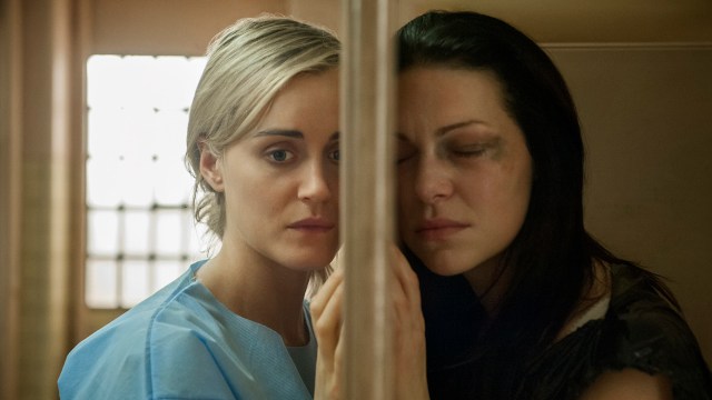 Det blir tårevått for Piper (Taylor Schilling) og Alex (Laura Prepon) når sistnevnte bak lås og slå igjen. (Foto: Jojo Whilden/Netflix)