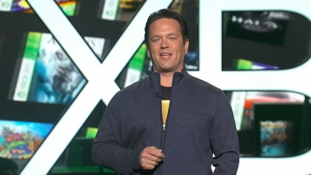 Jubelen braket løs i salen da Xbox-sjefen Phil Spencer annonserte at su snart vil kunne spille Xbox 360-spill på din Xbox One. (Foto: Skjermdump E3-stream).