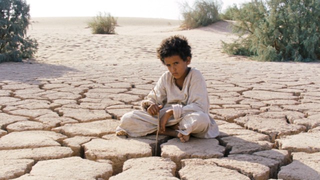 Theeb (Jacir Eid) blir kastet ut i farlige situasjoner i Theeb - Ulven (Foto: AS Fidalgo).