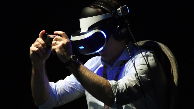 En deltaker på årets E3-konferanse gir seg i kast med de nye VR-brillene til Sony, døpt Morpheus. (Foto: NTB, Scanpix)