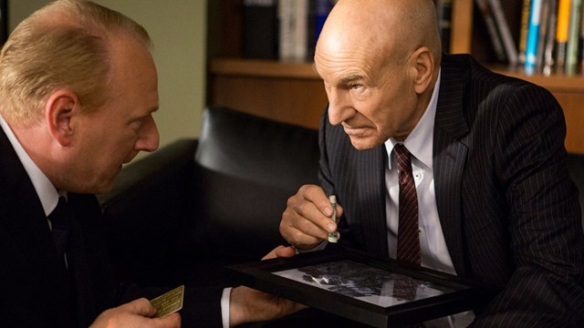 Walter Blunt (Patrick Stewart) (t.h) kombinerer en høyt profilert nyhetsjobb med tung selvmedisinering og en hang til upassende kroppskontakt i Blunt Talk. (Foto: Starz, Viaplay)