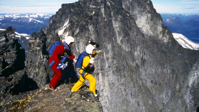 Sunshine Superman viser hvordan Carl og Jean Boenish kaster seg ut over Trollveggen i juli 1984 (Foto: Magnolia Pictures).