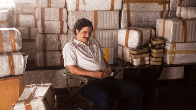 Pablo Escobar (Wagner Moura) tar en liten varetelling og konstaterer at det er rikelig med kokain i Colombia. (Foto: Netflix)