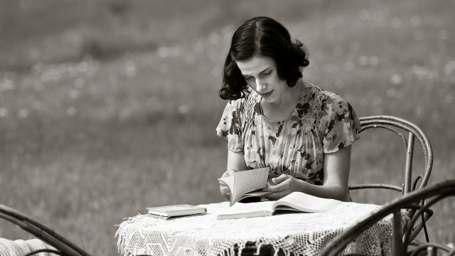 Erna (Laura Peterson) skriver brev og dagbok i Der vindane møtes (Foto: AS Fidalgo).