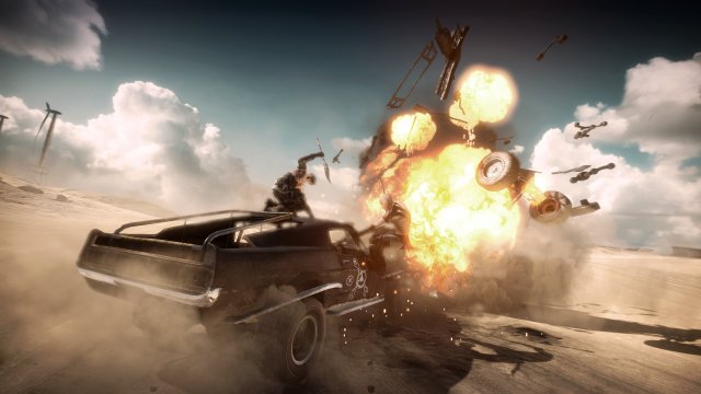 Biler er ikke bare biler, men også krigsmaskiner i <em>Mad Max</em>. (Foto: Sony)