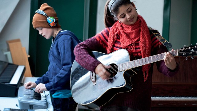 Karl (Sylvester Byder)  og Sawsa (Malika Sia Graff) i musikalsk samarbeid i Drømmen om MGP jr (Foto: KontxtFilm).