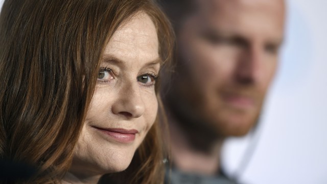 Isabelle Huppert har Joachim Trier i bakgrunnen på en pressekonferanse for Louder Than Bombs (AFP PHOTO / LOIC VENANCE)