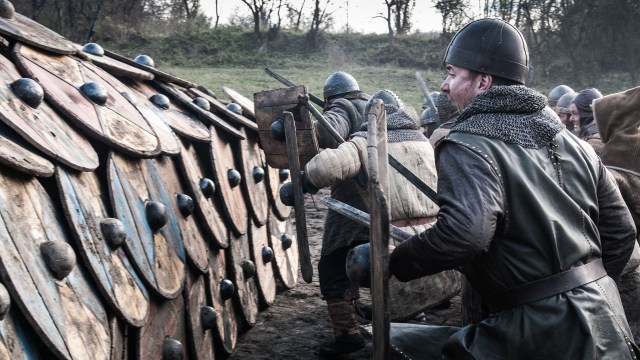 Strategi er viktig i «Det siste kongeriket», og en god skjoldmur kan brukes til så mangt. (Foto: BBC, NRK, Kata Vermes)