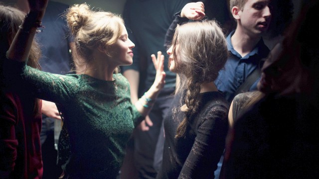 Sarah (Lou de Laáge) og Charlie (Joséphine Japy) på dansegulvet i Pust (Foto: Alice Dardun / Move Movie / Storytelling).