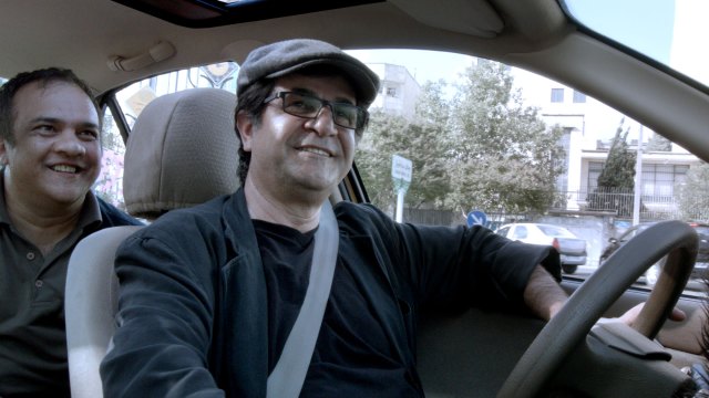 Regissør Jafar Panahi og en filminteressert passasjer i Taxi Teheran (Foto: Arthaus).