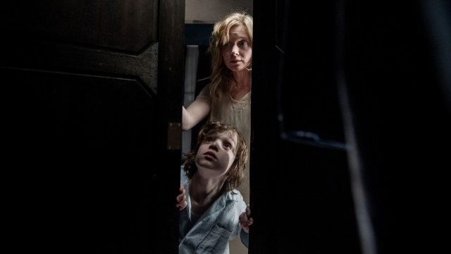 Samuel (Noah Wiseman) og Amelia (Essie Davis) er de stakkars hovedfigurene i The Babadook (Foto: Another World Entertainment Norway AS).