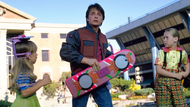 Michael J. Fox som Marty McFly med hoverboardet sitt i Tilbake til fremtiden II. (Foto: Cinematekene).