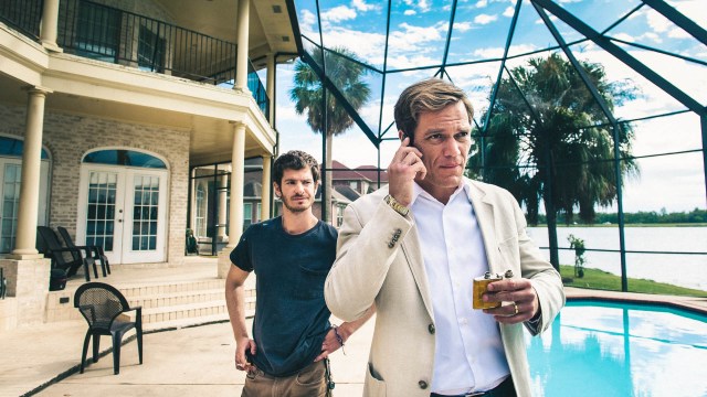 Stor kontrast mellom Carver (Michael Shannon) og Nash (Andrew Garfield) i 99 Homes (Foto: Norsk Filmdistribusjon).