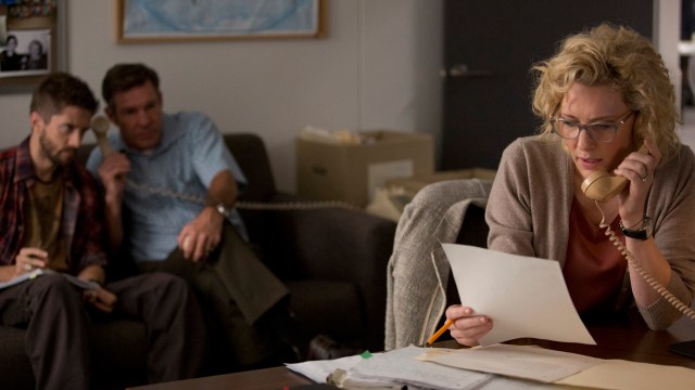 Mary Mapes (Cate Blanchett) på telefonen med en viktig kilde i Truth (Foto: Norsk Filmdistribusjon).