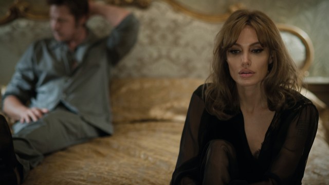 Angelina Jolie Pitt har skrevet, regissert og produsert By The Sea, der hun også spiller en av hovedrollene (Foto: United International Pictures).
