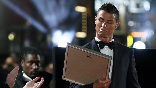 Ronaldo kontrollerer begeistringen sin idet han mottar et diplom under premierevisningen av filmen sin. (Foto: REUTERS/Stefan Wermuth)