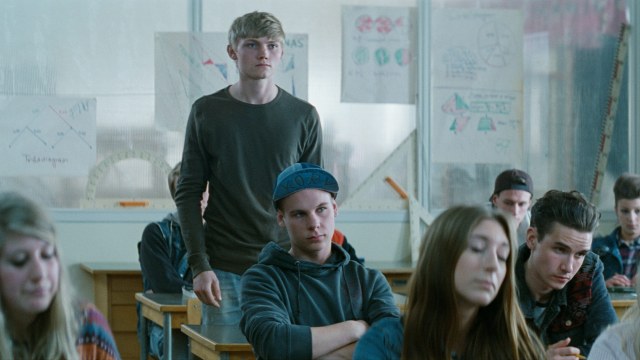 John (Ulrik Munther) får en kjølig mottagelse i klassen i Etterskjelv (Foto: Mer Filmdistribusjon).