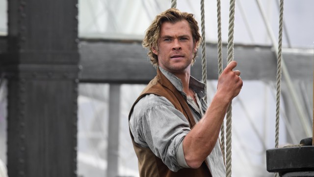 Førstestyrmann Owen Chase (Chris Hemsworth) går store strabaser i møte i In The Heart Of The Sea (Foto: SF Norge AS).