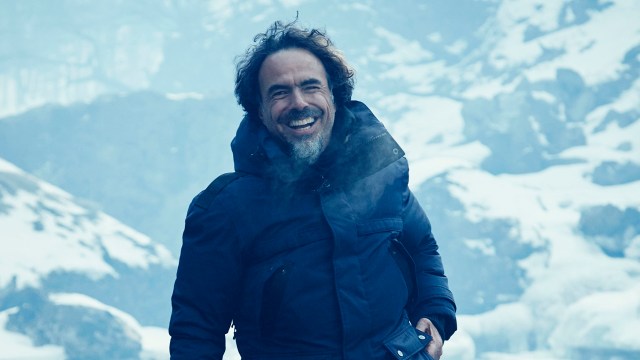 Regissør Alejandro González Iñárritu beskriver strabasiøse innspillingsforhold til NRK. Her er han under innspillingen av 