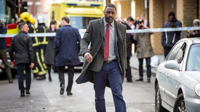 Sjefsetterforsker John Luther (Idris Elba) finner fram frakken, og gjør comeback i London-politiet i krimseriens sesong 4.
(Foto: BBC, NRK)