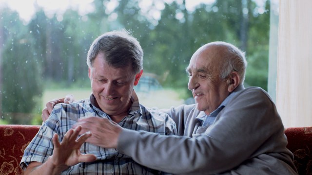 Noe skjer med en skadet hånd i Mannen fra Snåsa (Foto: Norsk Filmdistribusjon / Speranza Film).