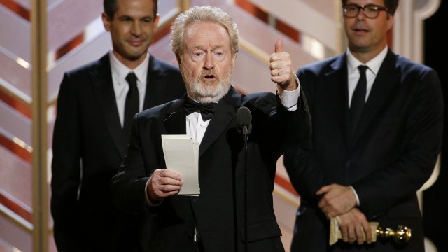 Ridley Scott takket Aksel Hennie da The Martian vant beste komedie under Golden Globe. (Foto: Paul Drinkwater/NBC via Ap, NTB scanpix).