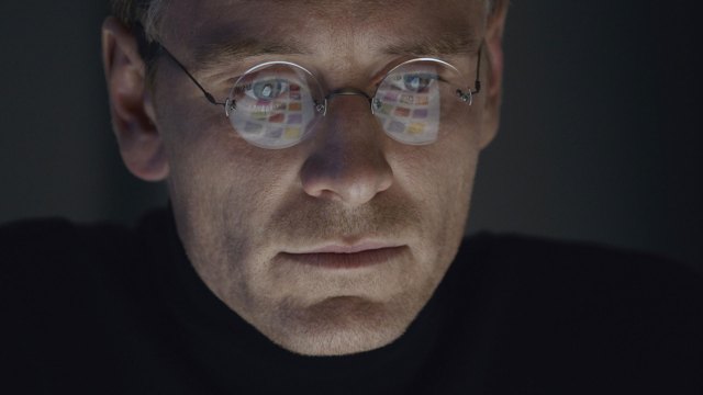 Michael Fassbender som Steve Jobs. Selvsagt med pologenser. (Foto: United International Pictures).