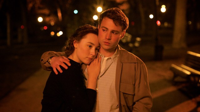 Eilis (Saoirse Ronan) forelsker seg i Tony (Emory Coen) i Brooklyn (Foto: Tour de Force).