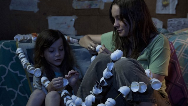 Ma (Brie Larson) og Jack (Jacob Tremblay) bor trangt i Room (Foto: United International Pictures).