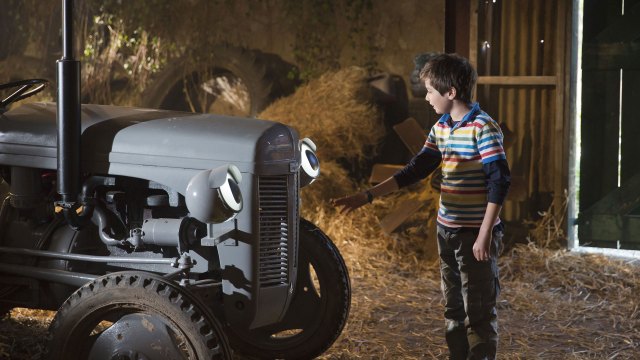 Elias Søvold Simonsen som Gustav møter Gråtass for første gang i Gråtass - gøy på landet! (Foto: Cinenord Kidstory).