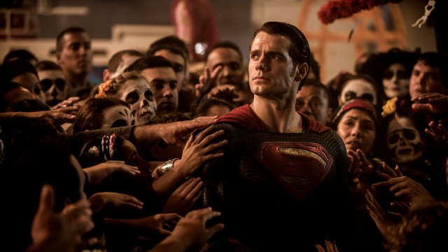 Superman (Henry Cavill) blir både tilbedt og kritisert i Batman v Superman: Dawn of Justice (Foto: SF Norge AS).
