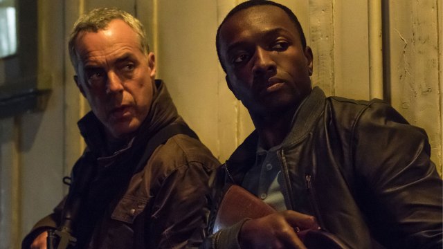 Harry Bosch (Titus Welliver) og partneren Jerry Edgar (Jamie Hector) i sesong 2 av L. A-krimserien Bosch.(Foto: Amazon, HBO Nordic)