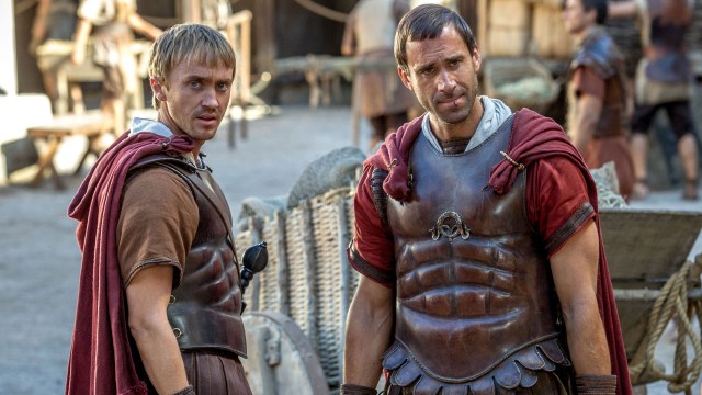 Lucius (Tom Felton) og Clavius (Joseph Fiennes) i Risen (Foto: United International Pictures).