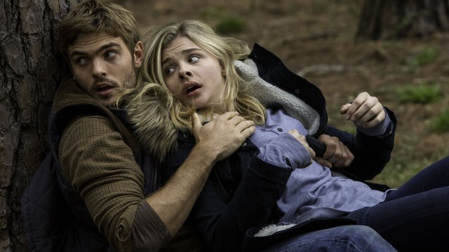 Evan (Alex Roe) hjelper Cassie (Chloë Grace Moretz) i The 5th Wave (Foto: United International Pictures).