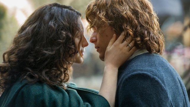 Caitriona Balfe og Sam Heughan. Claire og Jamie ankommer Frankrike i sesong to av Outlander. (Foto: © Sony Pictures Television Inc. All Rights Reserved.).