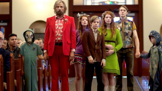 Ben (Viggo Mortensen) og barna skiller seg ut i Captain Fantastic (Foto: Norsk Filmdistribusjon).