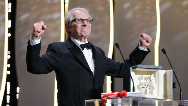 Ken Loach feirer på scenen etter å ha vunnet Gullpalmen i Cannes for filmen 