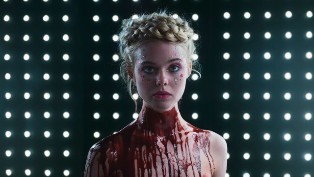 Blodig bilde av Jesse (Elle Fanning) i The Neon Demon (Foto: Norsk Filmdistribusjon).