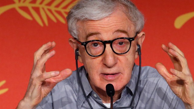 Woody Allen synes det er deilig å være i Cannes noen dager, men vil ikke konkurrere mot andre filmer  (Foto: REUTERS/Yves Herman).
