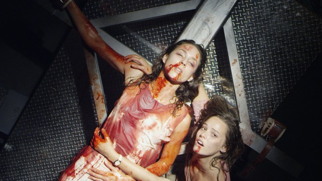 Lucie (Troian Bellisario) og Anna (Bailey Noble) i en blodig scene i Martyrs. (Foto: Another World Entertainment Norway AS)