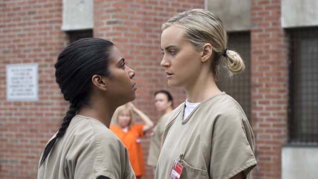 Maria Ruiz (Jessica Pimentel) tar grep for å utfordre Piper Chapmans (Taylor Schilling) nye maktposisjon i Litchfield kvinnefengsel. (Foto: Netflix)