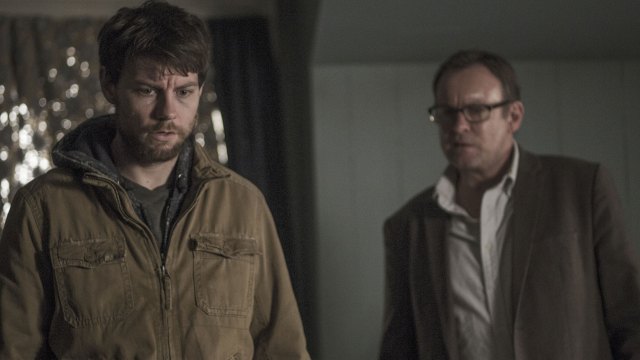 Kyle Barnes (Patrick Fugit) og den rufsete presten Anderson (Philip Glenister) slår seg sammen for å bekjempe ondskapen i Outcast. (Foto: Fox)